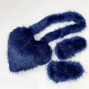 Set borsa a tracolla a cuore in ecopelliccia blu e pantofole soffici abbinate
