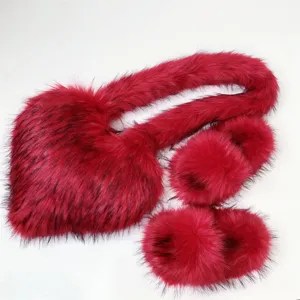 Dettaglio del set borsa a cuore in ecopelliccia rossa e pantofole di peluche coordinate
