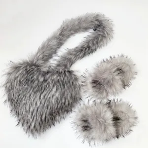 Set di lusso borsa a cuore in finta pelliccia grigia e pantofole soffici coordinate da donna