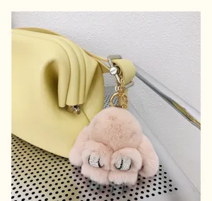 Gros plan d'un porte-clés lapin en fourrure de lapin rex rose avec des yeux en strass
