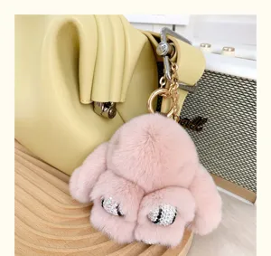 Vue détaillée d'un porte-clés en fourrure de lapin rose avec des yeux en strass.