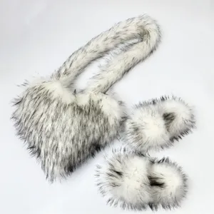 Vista dettagliata della borsa a cuore in ecopelliccia e delle pantofole di peluche abbinate