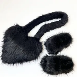 Dettaglio del set borsa a cuore in ecopelliccia e ciabatte di peluche abbinate.