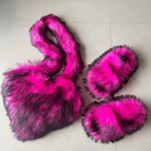 Dettaglio borsa a cuore in ecopelliccia magenta e nera con pantofole coordinate