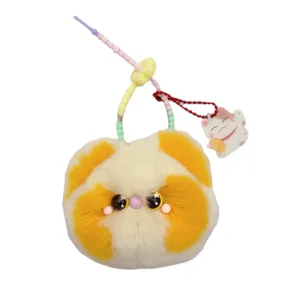 Schattige pluizige gele kat pluche hanger met een kleurrijke band en gelukskat bedeltje