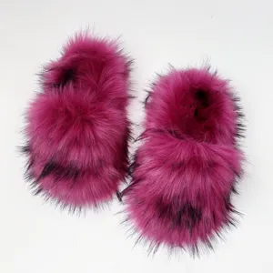 Pantofole in ecopelliccia fucsia di alta qualità con punte nere per il comfort
