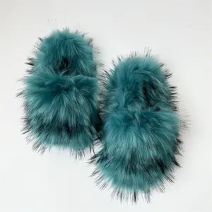 Dettaglio delle pantofole di peluche in finta pelliccia verde acqua con fibre lunghe