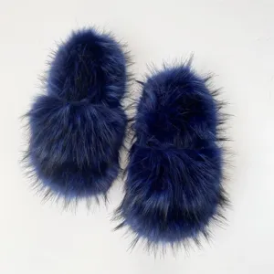 Dettaglio di pantofole in pelliccia sintetica blu scuro con morbido pelo lungo