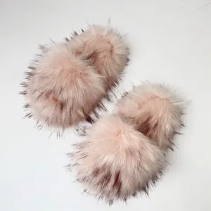 Vista dettagliata delle pantofole di peluche in finta pelliccia di procione rosa pesca