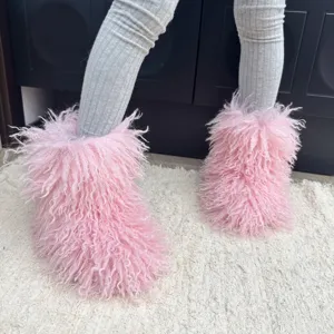 Vue détaillée de bottes de neige roses en fausse fourrure pour enfants sur modèle