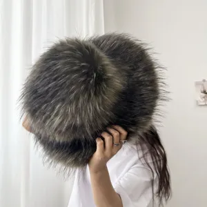 Nahaufnahme eines flauschigen Fischerhutes aus Kunstpelz, gehalten von einem Modell.