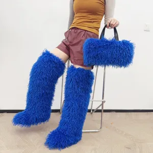 Dettaglio ravvicinato della vivace borsa tote blu in finta pelle di pecora con stivali