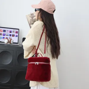 Roter flauschiger Kunstpelz-Rucksack an einem Model in einem modernen Lifestyle-Setting