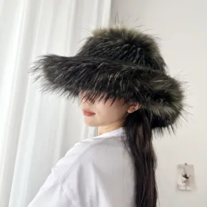Elegante Seitenansicht eines flauschigen Fischerhuts aus Kunstpelz für modische Winteroutfits