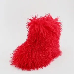 Vue détaillée des bottes de neige rouges en fausse fourrure pour enfants.