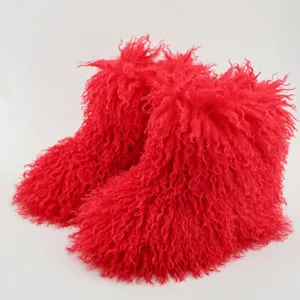 Gros plan sur les bottes de neige rouges en fausse fourrure bouclée pour enfants