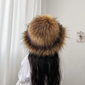 Rückansicht eines flauschigen Fischerhutes aus Kunstfuchsspelz für die Winterzeit