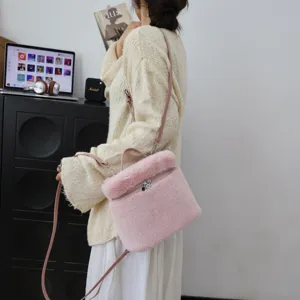 Weiche rosa Kunstfelltasche, von einem Model in einer gemütlichen Innenumgebung getragen