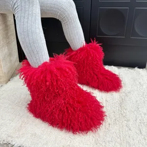 Vue détaillée de bottes en fausse fourrure rouge vif pour enfants avec leggings gris