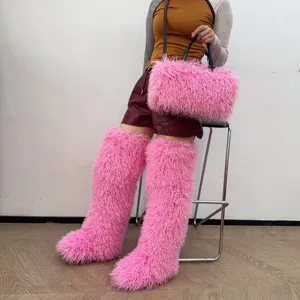 Dettaglio di una borsa tote in peluche rosa vivace con stivali di pelliccia coordinati.