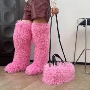Dettaglio della borsa tote rosa in finta lana e stivali alti in ecopelliccia coordinati