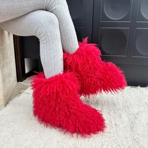 Bottes d'hiver en peluche rouge pour enfants en fausse peau de mouton vue détaillée.