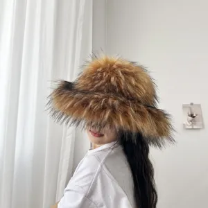 Detail eines flauschigen Kunstpelz-Fischerhuts mit breiter Krempe für den Winter-Look.