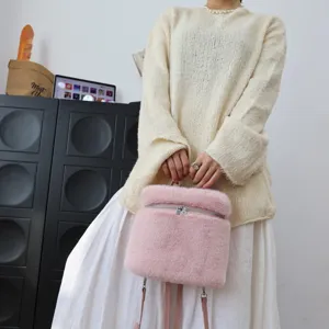 Nahaufnahme des rosa Rucksacks aus Webpelz mit weicher Textur und Reißverschluss