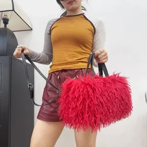 Borsa tote in peluche rossa simil montone con tracolla lunga regolabile per donna