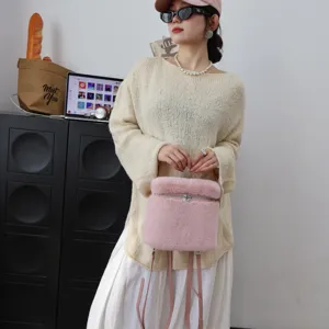 Süßer rosa Rucksack aus Pelzimitat, präsentiert von einem Lifestyle-Modell
