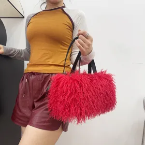 Vista dettagliata di una borsa tote in ecopelliccia rossa indossata da una modella oggi