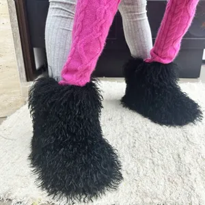 Gros plan montrant la texture douce et hirsute des bottes en fausse fourrure noire