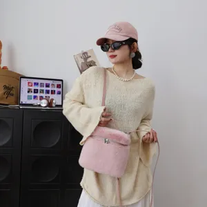 Stilvoller süßer rosa Rucksack aus Pelzimitat für Damen Herbst Winter Mode Outfit