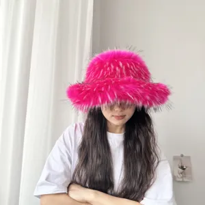 Vorderansicht eines Models mit einem rosa Kunstpelz-Fischerhut aus flauschigem Material