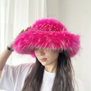 Nahaufnahme eines leuchtend rosa Fischerhuts aus Kunstfuchspelz an einem Model