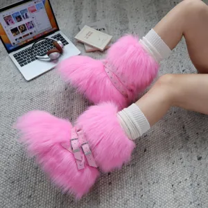 Stivali da neve platform in ecopelliccia rosa con cinturini punk con borchie in stile Y2K