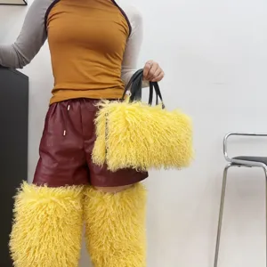 Dettaglio di una vivace borsa tote gialla in finta pelliccia pelosa.