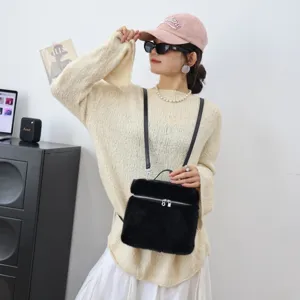 Detailaufnahme eines stilvollen schwarzen Plüschrucksacks aus Kunstpelz für Damen