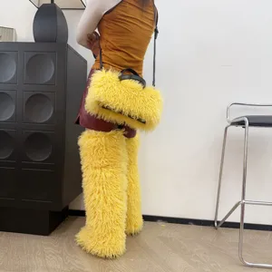 Borsa tote gialla in peluche con scaldamuscoli pelosi coordinati dettaglio