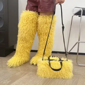 Dettaglio di una borsa tote in finta lana giallo brillante con stivali di peluche.