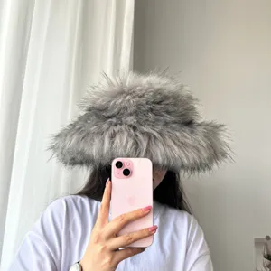 Grauer Anglerhut aus Fuchspelzimitat, präsentiert in einem Spiegel-Selfie.