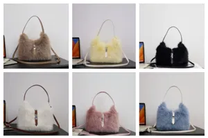 Vielfalt an bunten Kunstpelz-Schultertaschen mit Metalldrehverschluss und Lederriemen.
