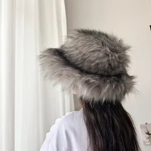 Rückansicht eines flauschigen grauen Fischerhutes aus Fuchspelzimitat für Winter