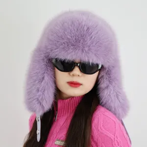 Detaillierte Makroansicht einer lila Kunstpelz-Uschanka-Mütze mit flauschiger Textur für den Winter