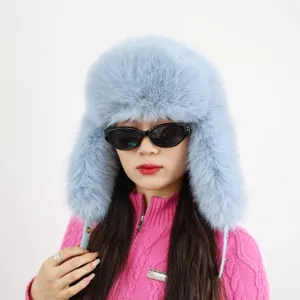 Hellblaue Kunstpelz-Ushanka-Mütze im Y2K-Stil, getragen von einem Modell in Pink