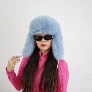 Nahaufnahme einer modischen blauen Kunstpelz-Uschanka-Skimütze, die von einem Model getragen wird