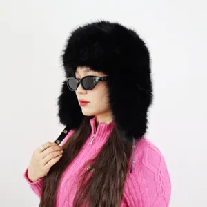 Detailansicht einer schwarzen Kunstfell-Uschanka an einem Modell für Winter-Outdoor-Stil.