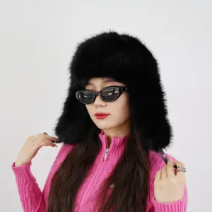 Nahaufnahme einer plüschigen schwarzen Kunstpelz-Trappermütze im stylischen Y2K-Look
