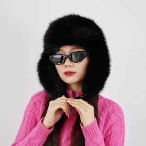 Detailansicht einer schwarzen Kunstpelz-Ushanka-Mütze für Damen im winterlichen Outdoor-Stil