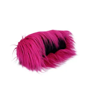 Vista de detalle de la textura de pelo sintético rosa fucsia de un bolso peludo Y2K